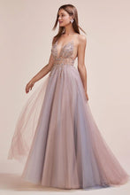 Cargar imagen en el visor de la galería, Vestido Pincesa  Tul bordado RENTA  / Princess tulle beaded dress RENT

