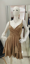 Cargar imagen en el visor de la galería, Vestido Mini, escote en V / V Neck Mini Dress
